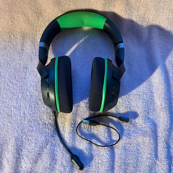Wireless Razer Headset with Mic - Picture 4 of 4